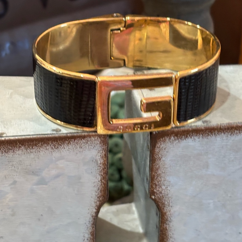 Gucci single gold G plaque logo cuff bangle bracelet black lizard skin - Picture 7 of 8